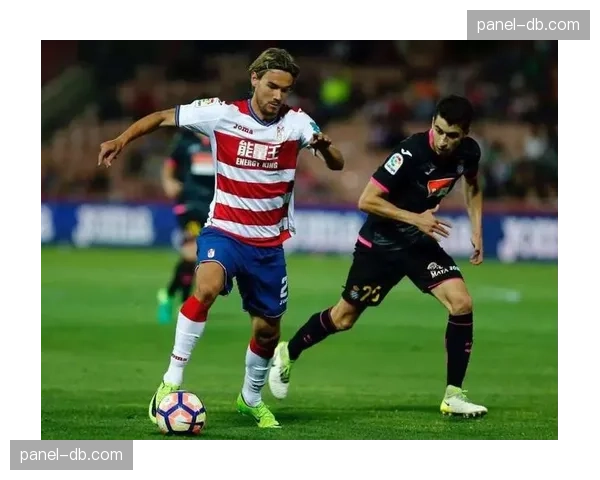 镜头捕捉：格拉纳达前锋因两次错失传中机会愤怒踢向广告牌。