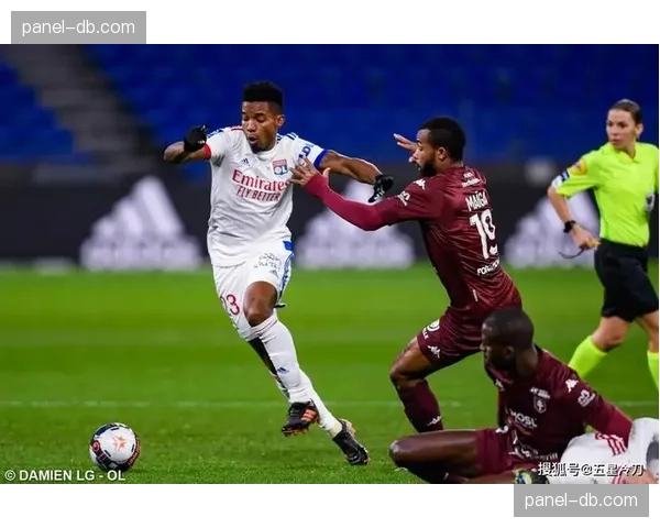 快讯：RB莱比锡通过左路连续传递配合，由哈维·西蒙斯内切破门
